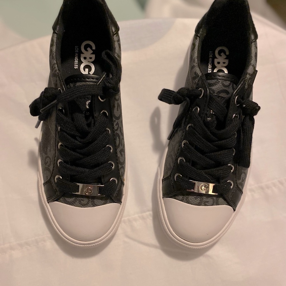 Guess flats